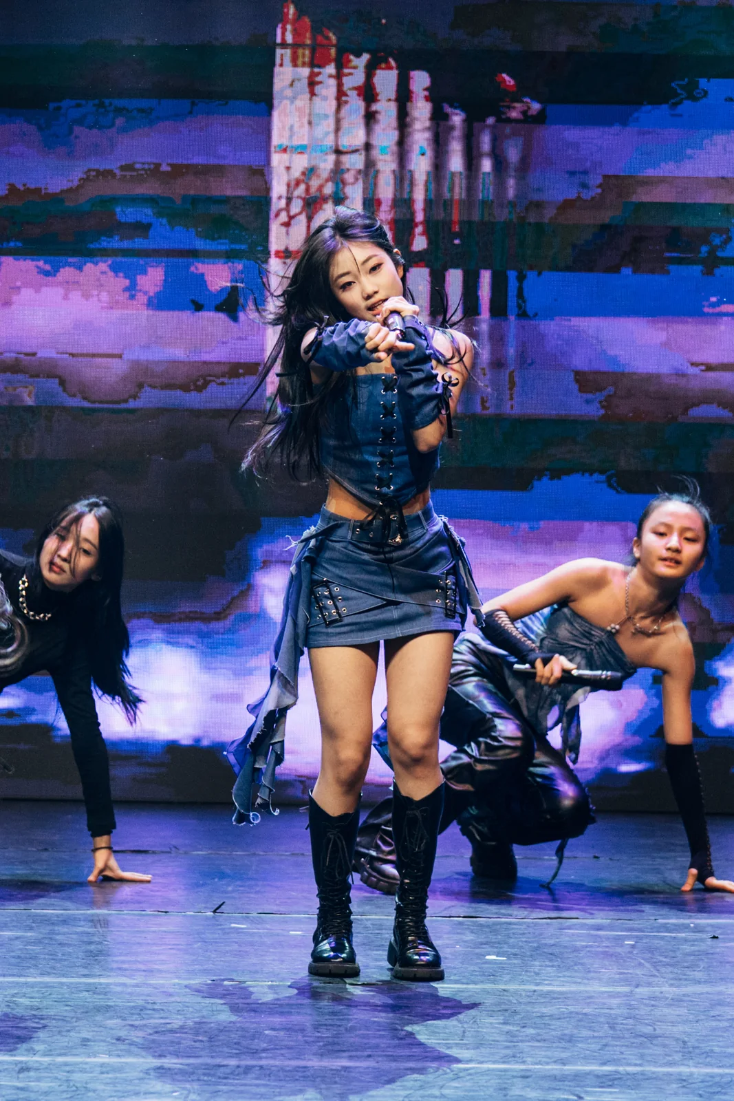 2025 조이댄스 오디션 콘서트 · 마이크를 든 학생의 라이브 퍼포먼스